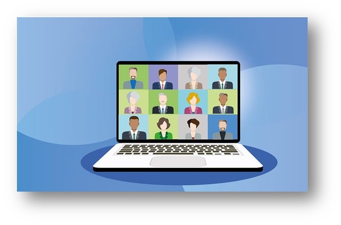 줌 영상 회의 앱을 사용하여 함께 회의를 하면서 대화하는 모습