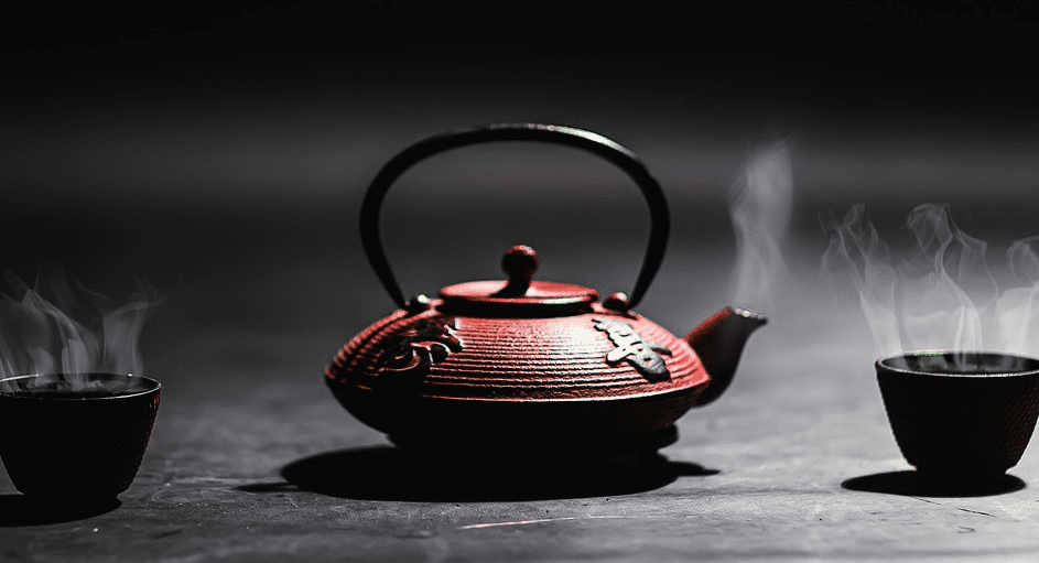 전통 차 찻잔과 주전자가 놓여 있다