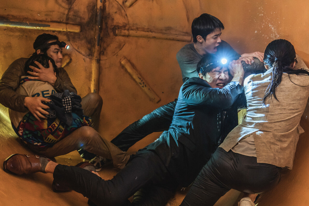 물 탱크 안으로 들어온 철골 구조물을 밖으로 꺼내려 안간힘을 쓰는 사람들