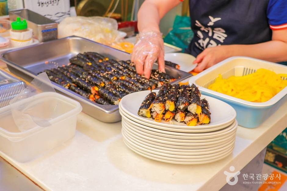 광장시장 꼬마김밥 마는 모습
