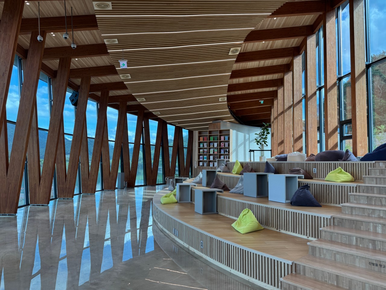 아중호수도서관 내부 전경