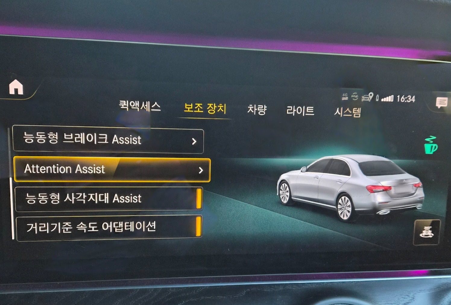벤츠 계기판 메뉴에서 보조 장치 아이콘이 강조된 모습.