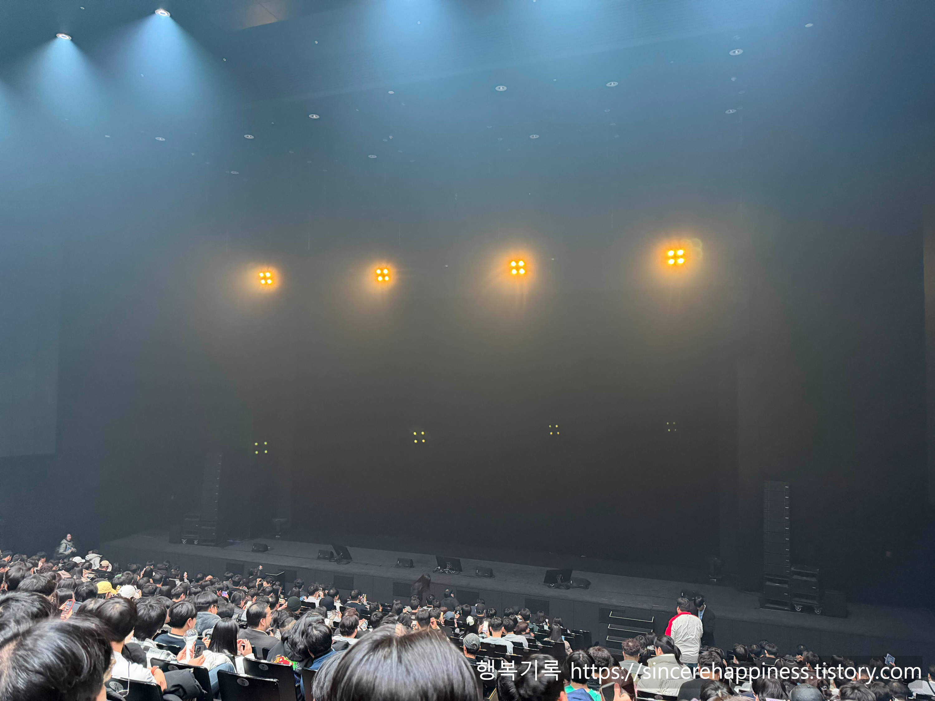 이대 삼성홀 1층 R열에서 바라본 무대 전체 시야