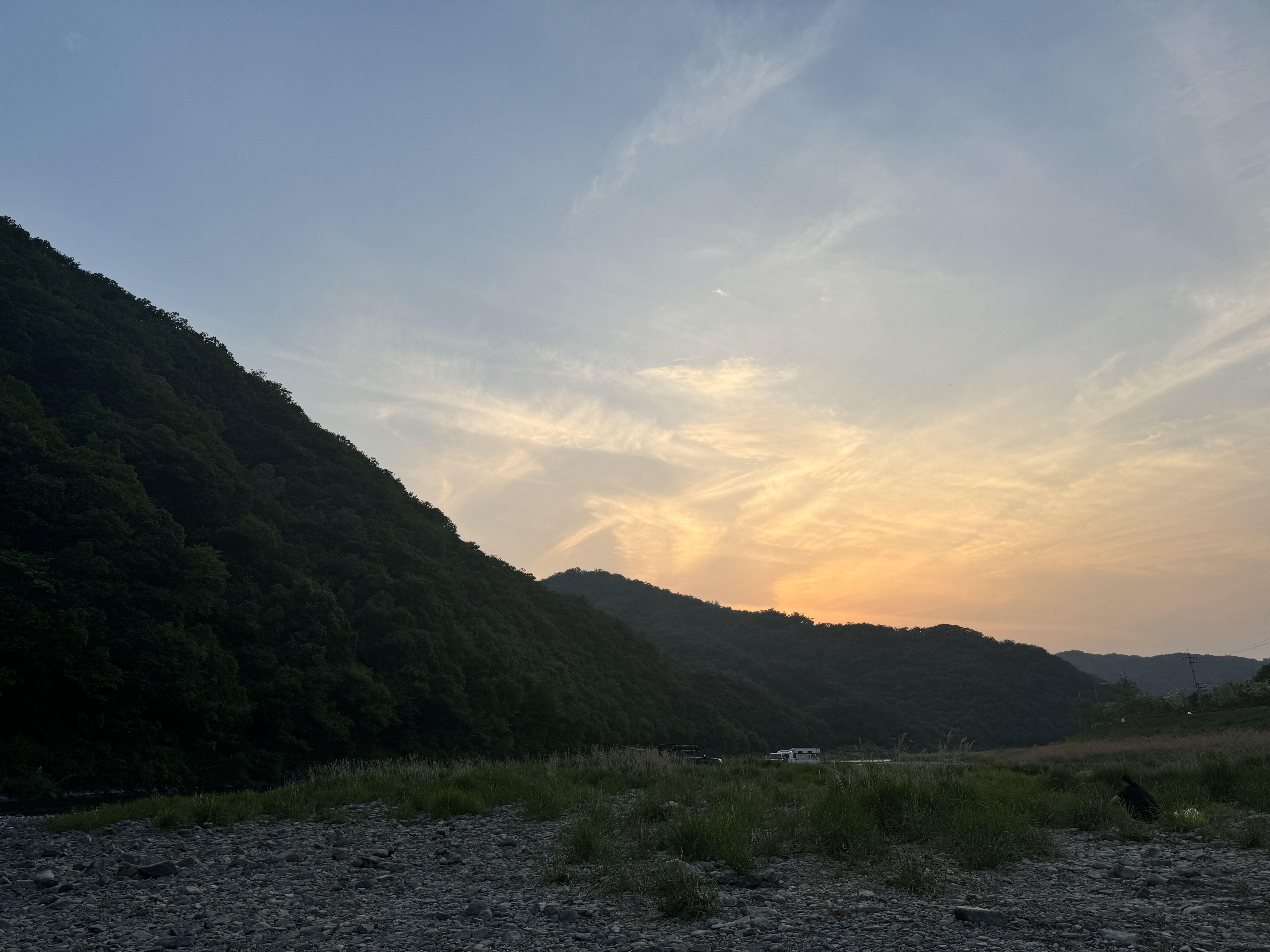 따뜻하게 노을이 지는 홍천강에서 바라 본 하늘