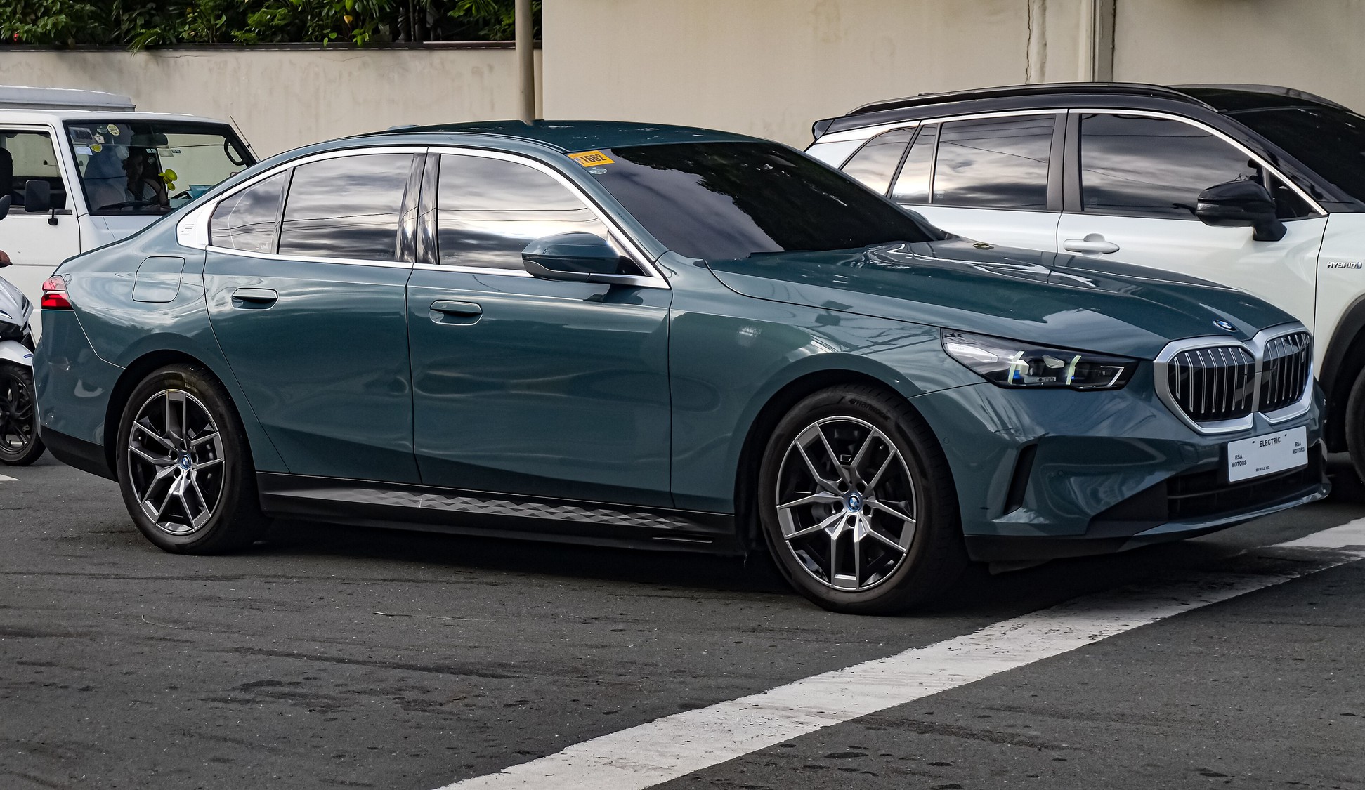 케이프 요크 그린 BMW i5 eDrive40 전측면, 에디션 차량 아님