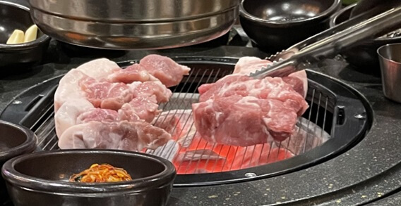 쫀득살과-목살-생고기가-불판-위에-올려진-사진