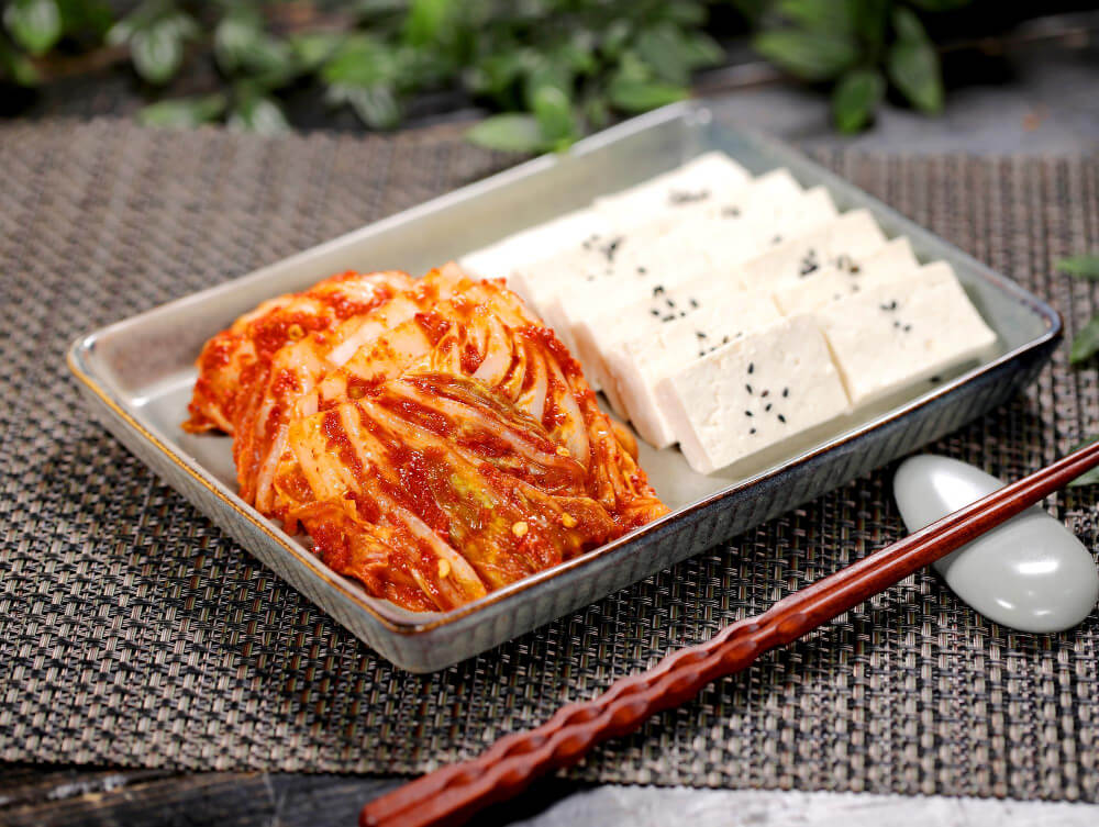 접시에 담겨있는 두부 김치