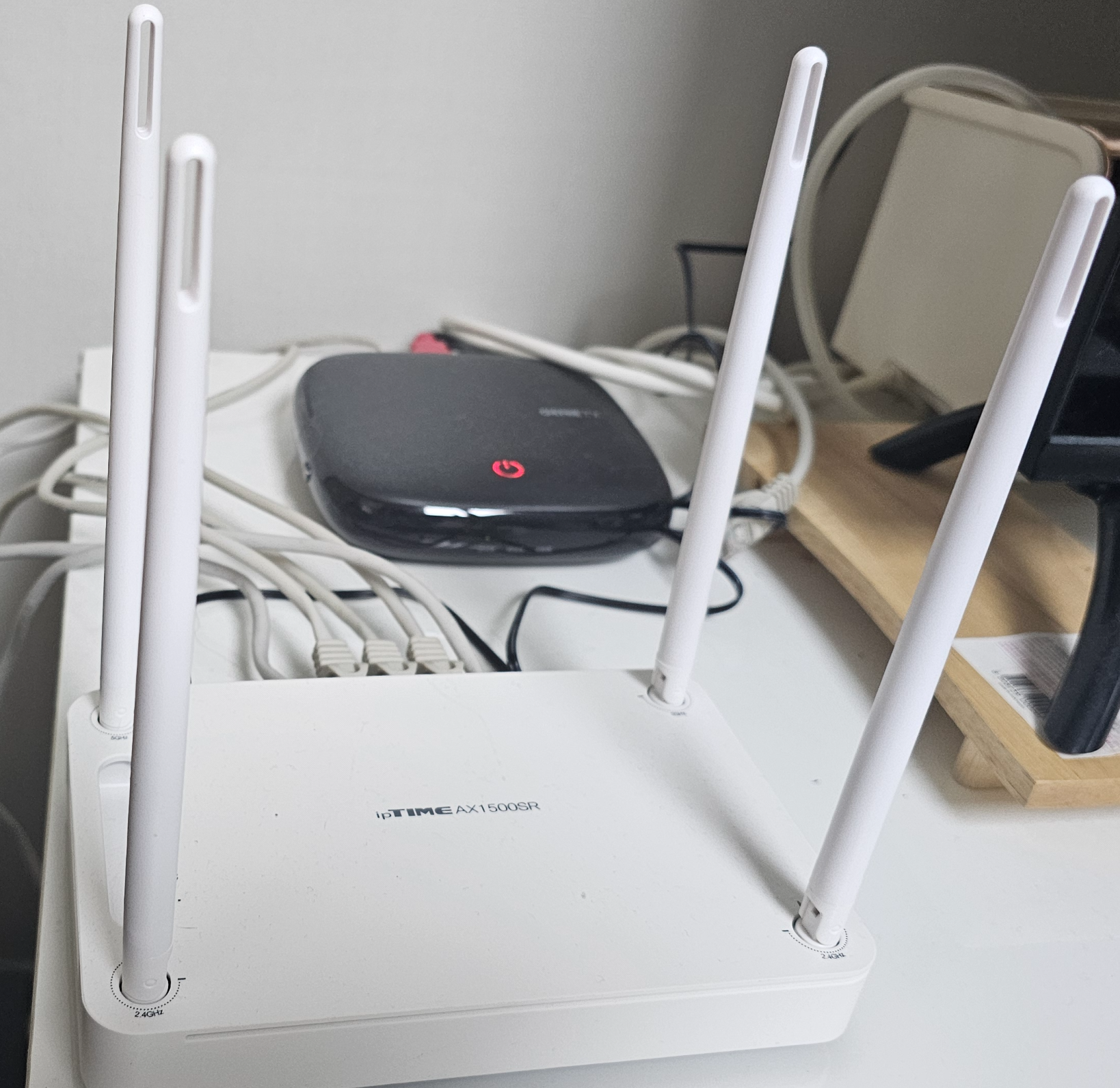 iptime AX1500SR 책상 위에 설치된 모습 (안테나 펼친 모습)