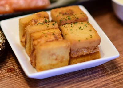 바삭하게 잘 튀겨진 멘보샤가 하얀색 네모 모양 그릇에 담겨있다.