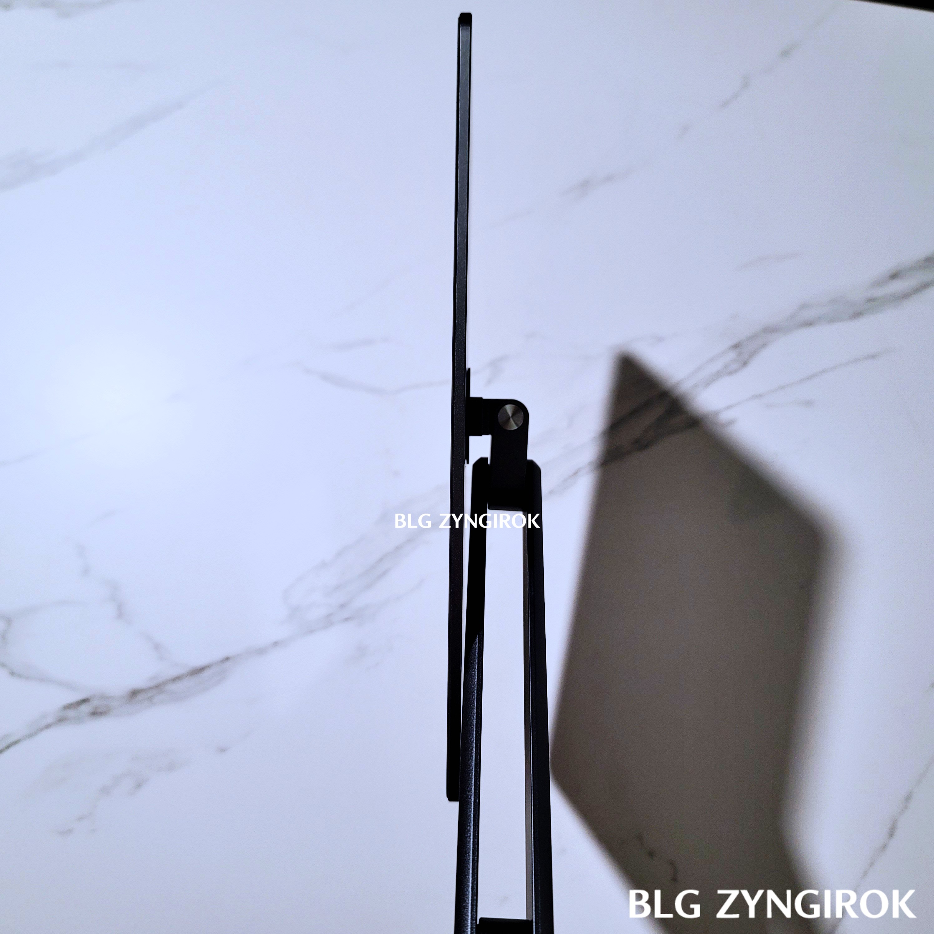 마그네틱 마운트 부분이 왼쪽으로 제껴져 있다.