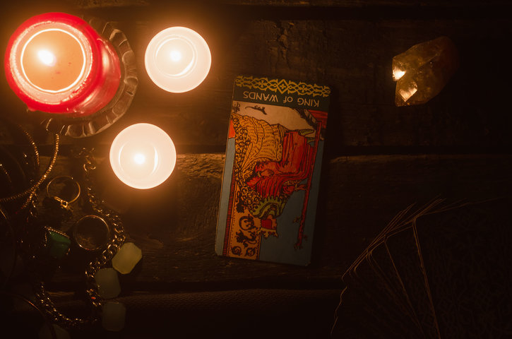 타로 카드 해석 - 완드킹 (King of Wands): 불타는 열정과 카리스마 넘치는 리더