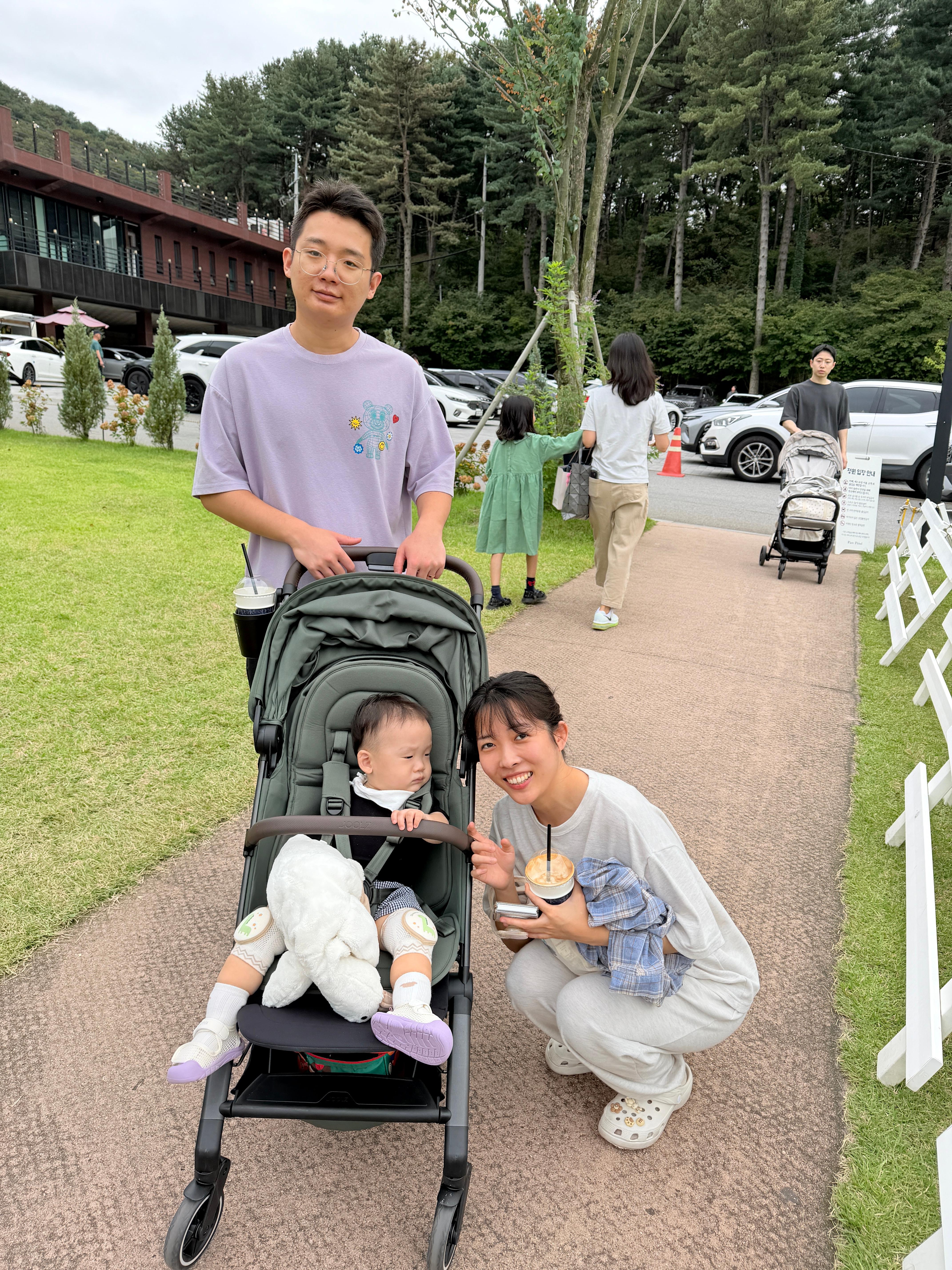 파크프리베 실외에서 아기랑 아빠랑 이모랑 찍은 사진