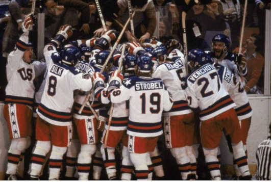 아이스하키 선수들이 승리의 기쁨으로 환호 하고 있다