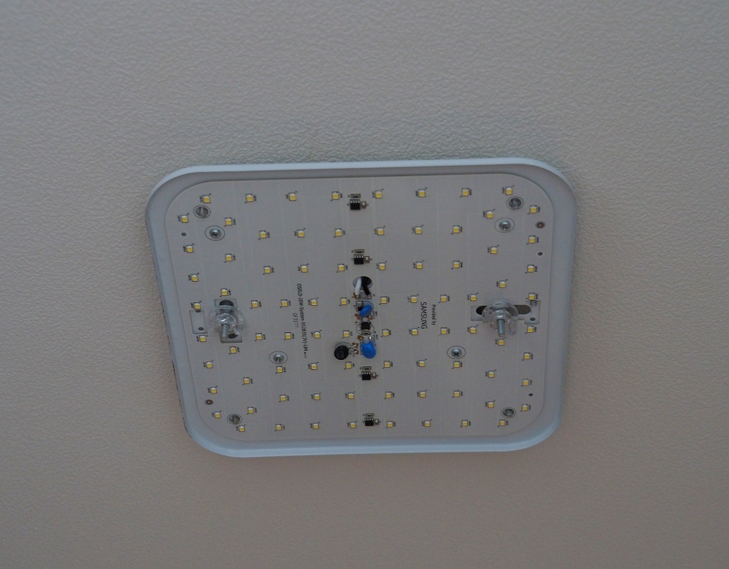 LED방등 외부커버를 벗겨내었습니다