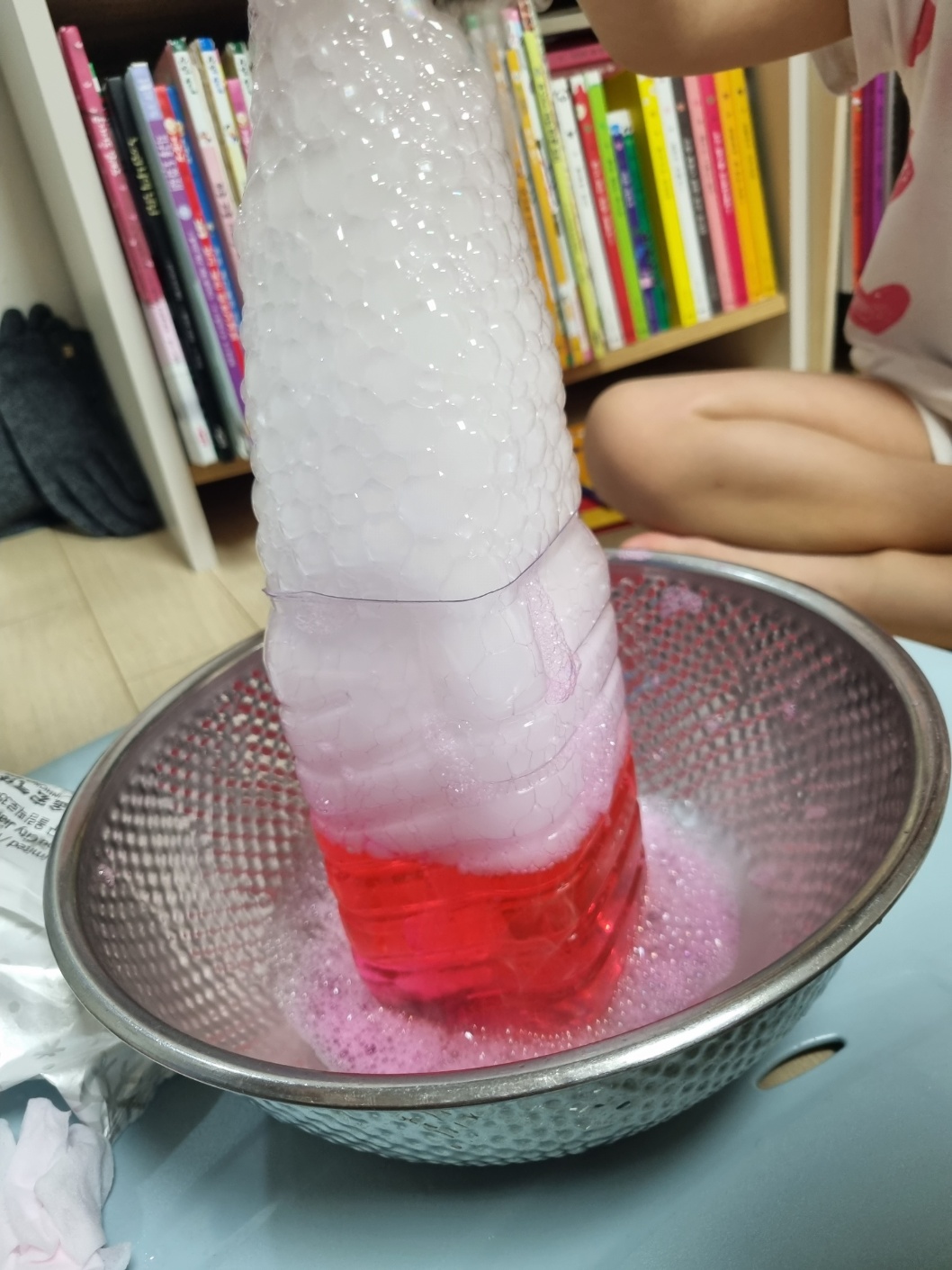 식용색소와 드라이아이스 거품