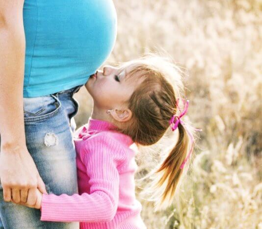 엄마-배에-뽀뽀를-하는-아이