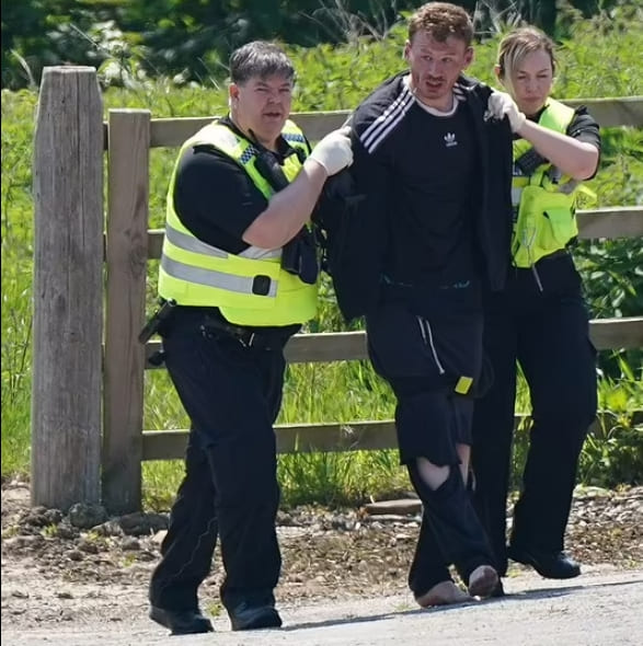두 명의 살인범 검거 모습 VIDEO: Dramatic moment police corner and catch double-murderer on the run