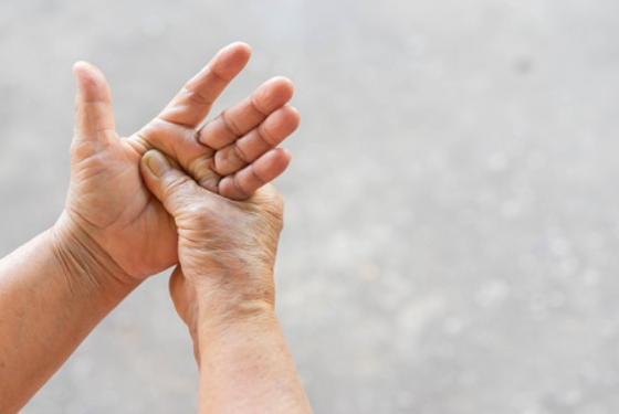 손 저림 원인과 치료방법