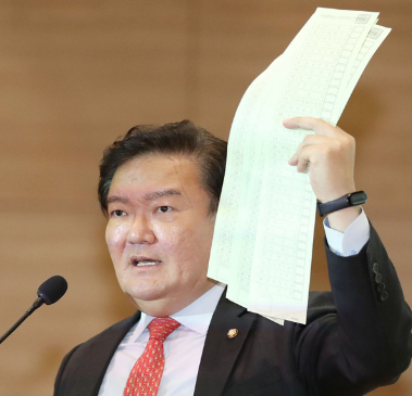 민경욱 학력은 어떻게 되나요?