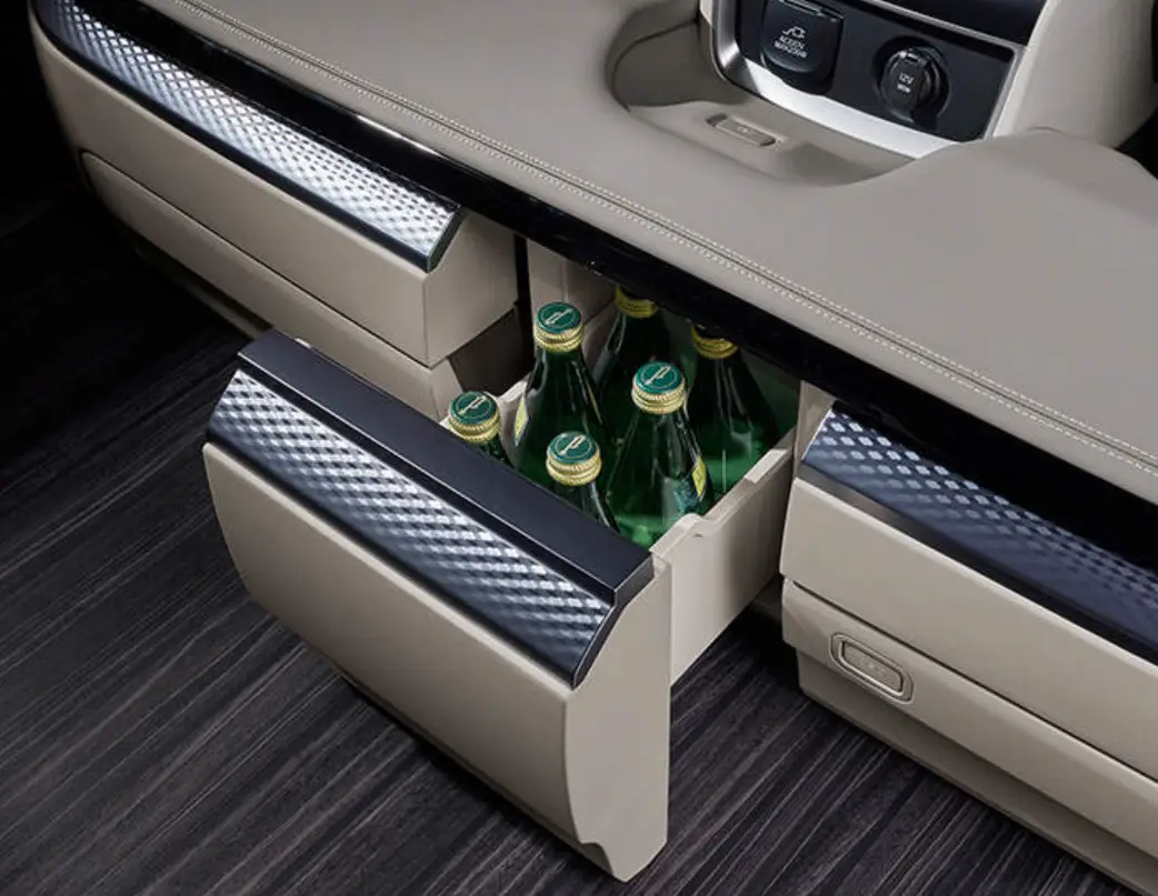 차량 하부 음료수들이 들어있는 서랍이 열린 모습