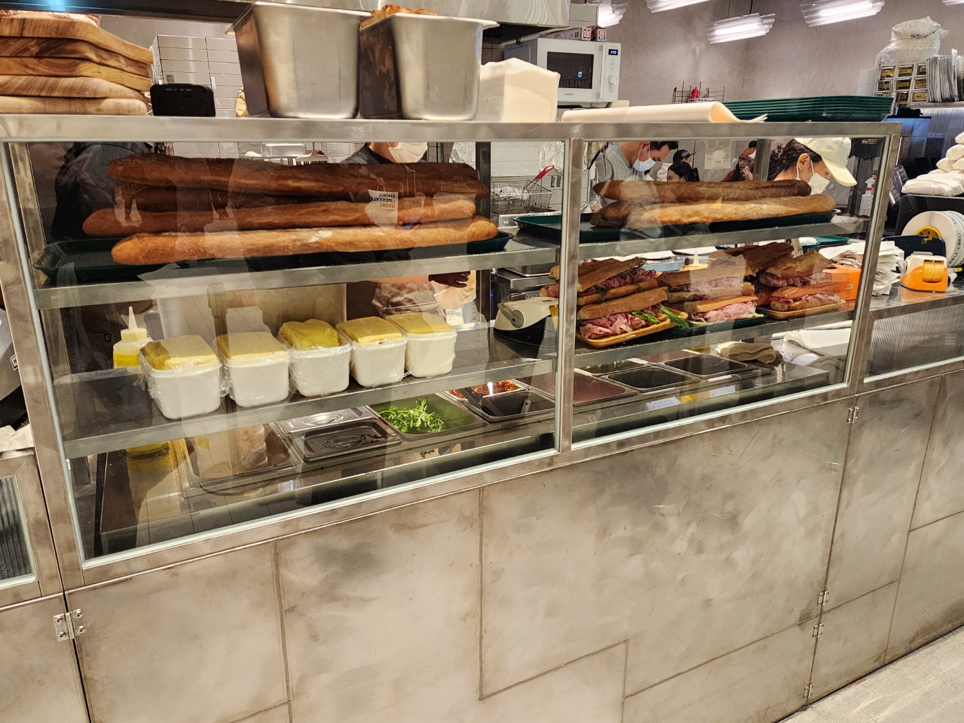 솔트하우스에 잠봉과 바게트 버터들이 진열되어있어요