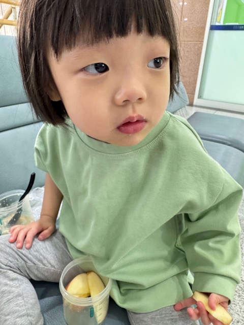 사과들고 있는 아기