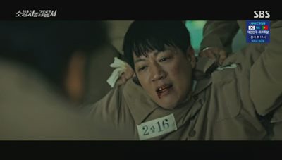 구치소에 들어가 원한이 맺힌 수감자들에게 맞고 있는 김래원의 모습입니다.