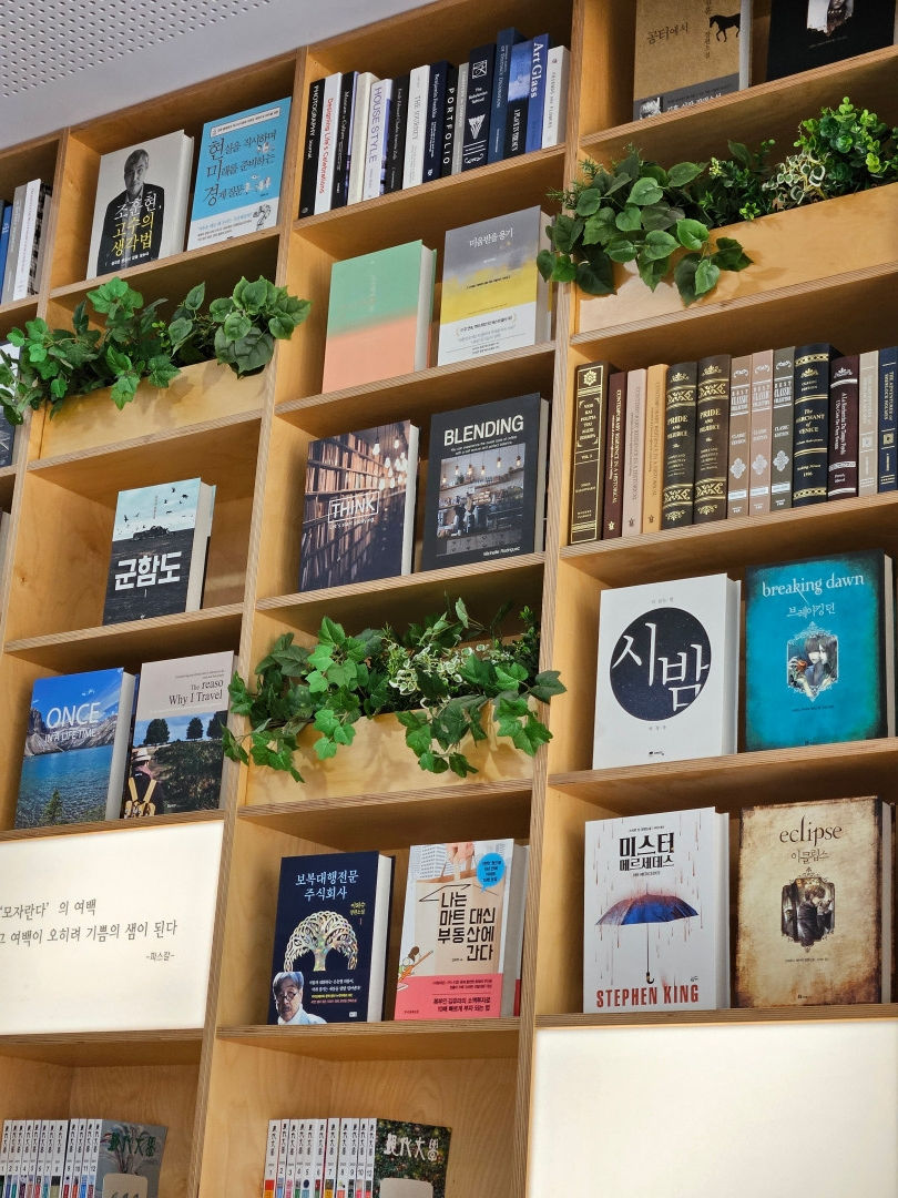 광교 푸른숲 도서관 중앙 통로