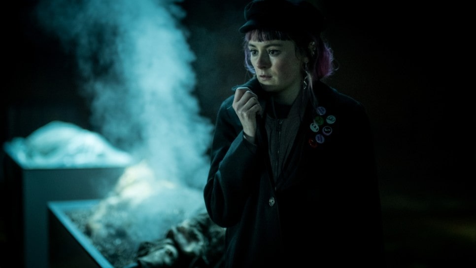 여성이 뭔가를 보는 모습