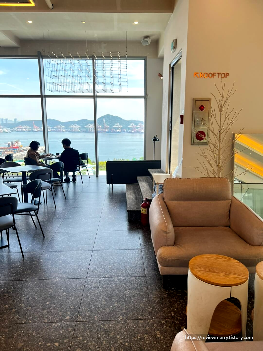 루프탑 가는길