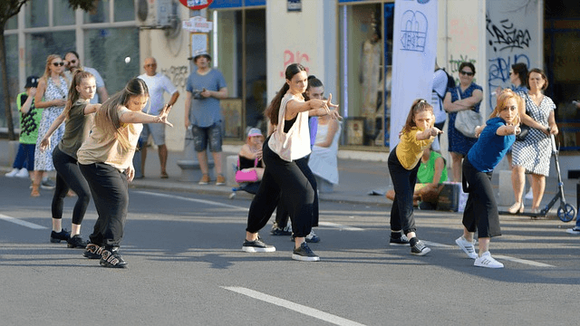 전통무용과 자연의 기류