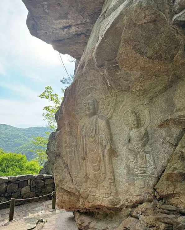서산 용현리 마애여래삼존상