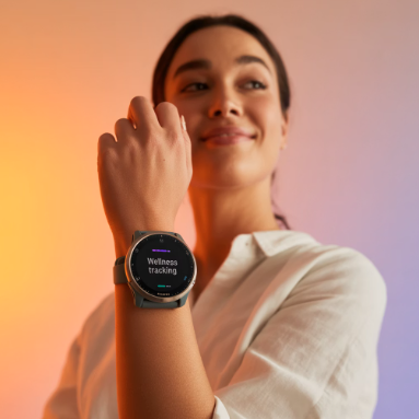 웰니스 제품 Venue 시리즈 할인 섹션 이미지 - 스마트워치를 착용한 사람 이미지