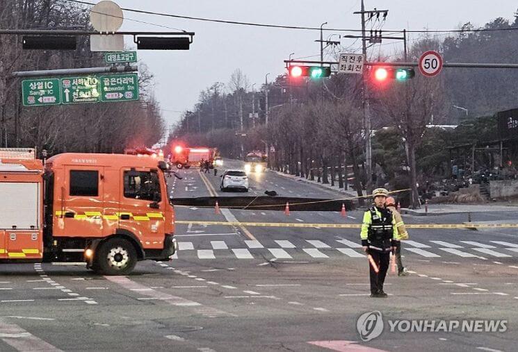 서울 강동구 싱크홀 사고 오토바이 운전자 사망