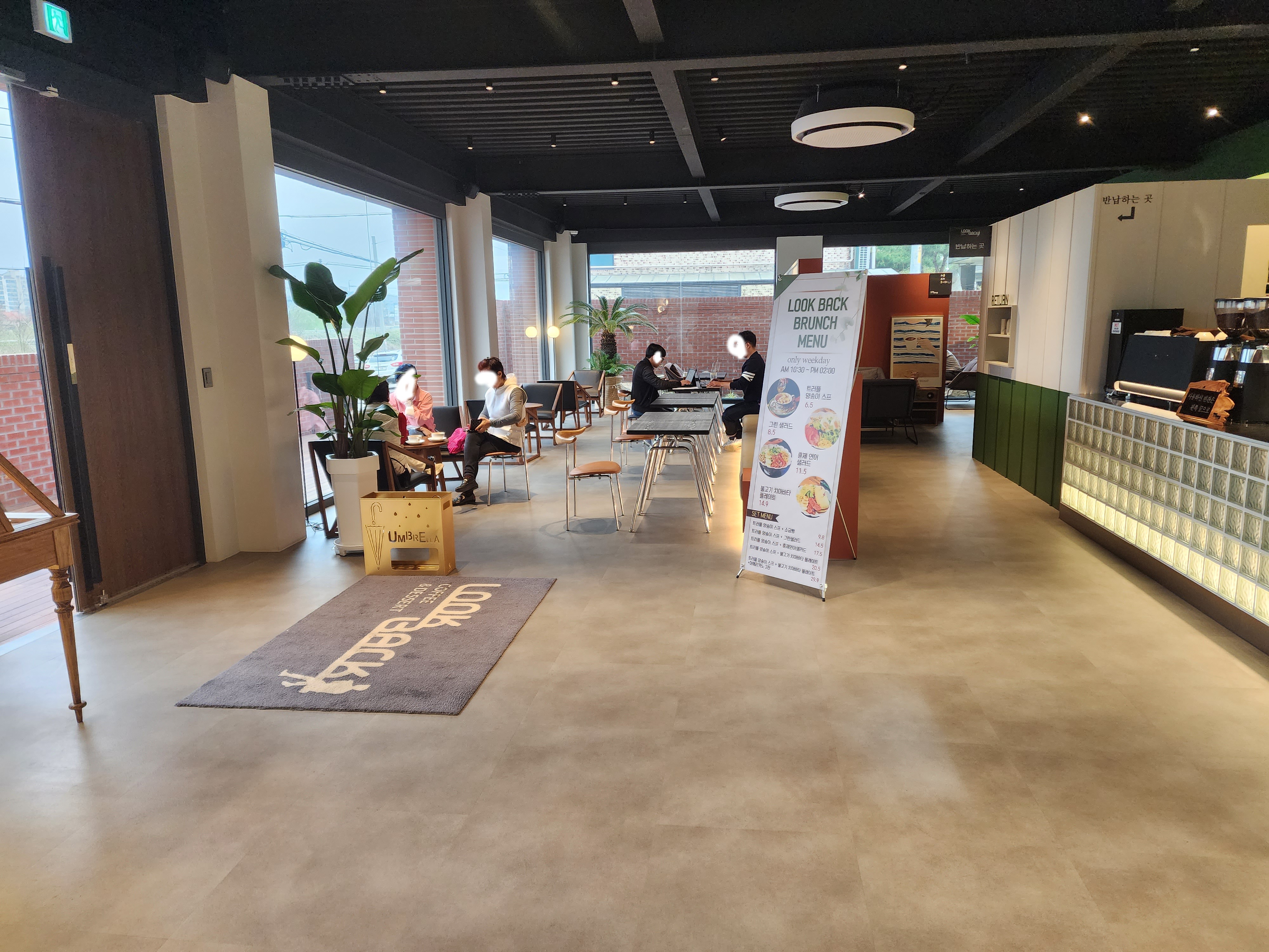룩백 카페 1층