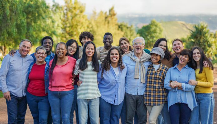 다양한 문화권 사람들이 함께 있는 사진