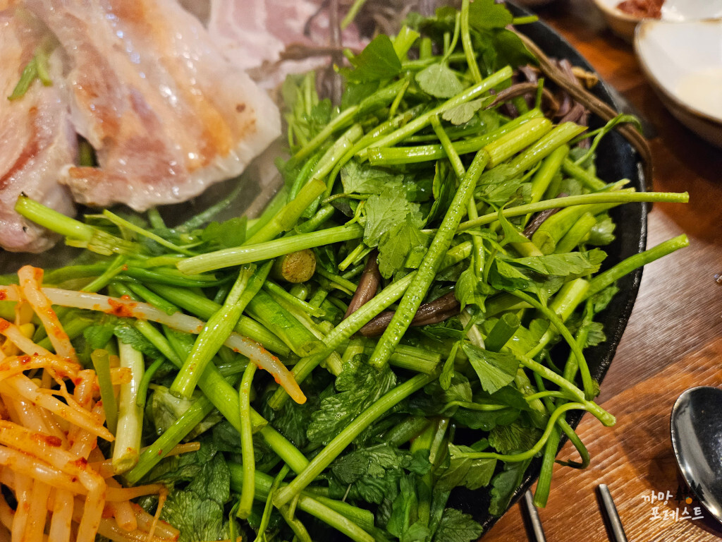 김치 솥뚜껑 삼겹살 미나리