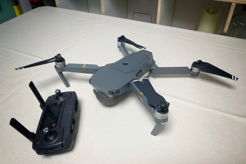 테이블에-놓인-드론과-조종기