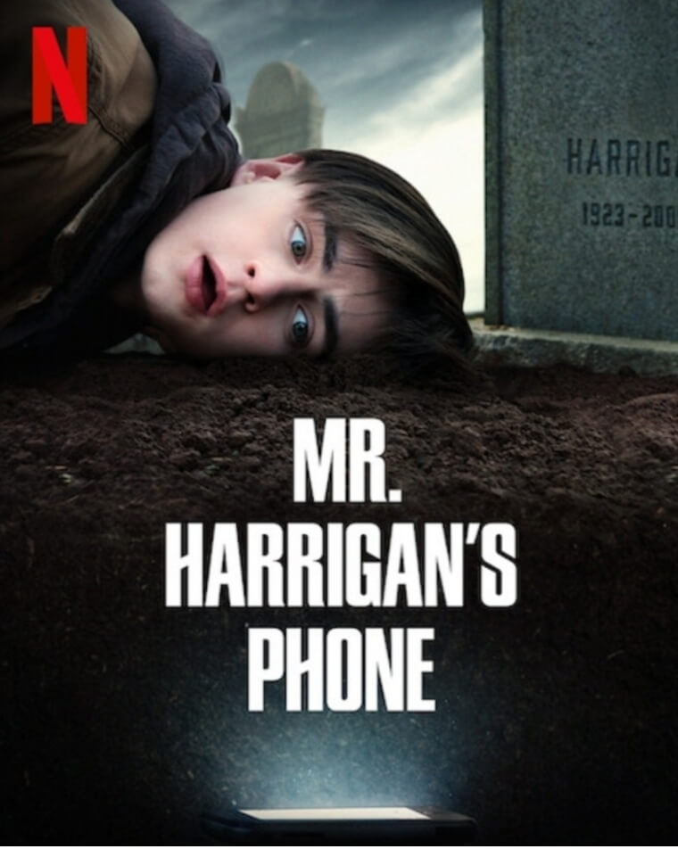 주인공이-묘지에서-전화벨이-울리는지-확인하고-있다