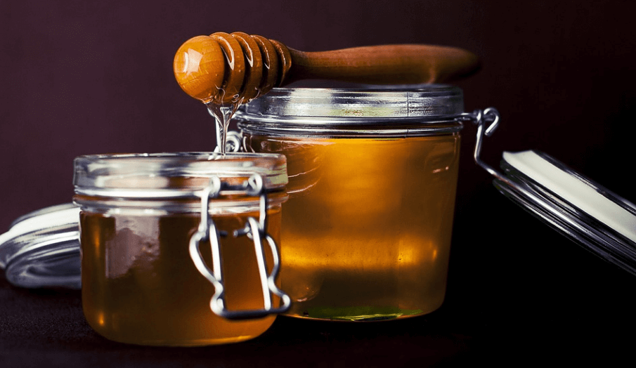 염증에 좋은 차로 만들 수 있는 꿀이 병에 담겨 있다
