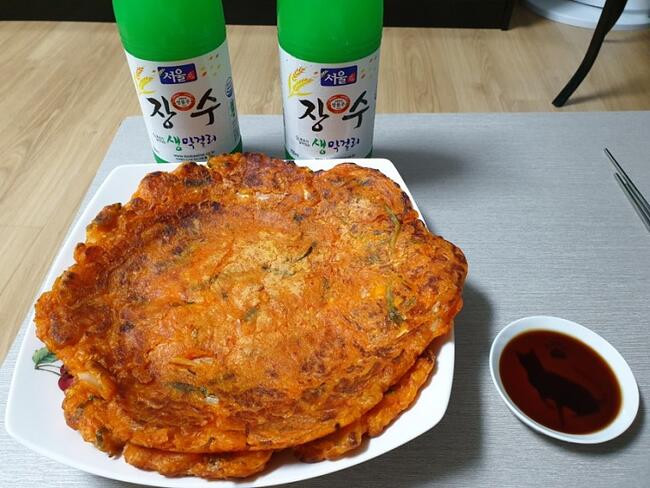바삭하게 부쳐진 김치전 완성 사진