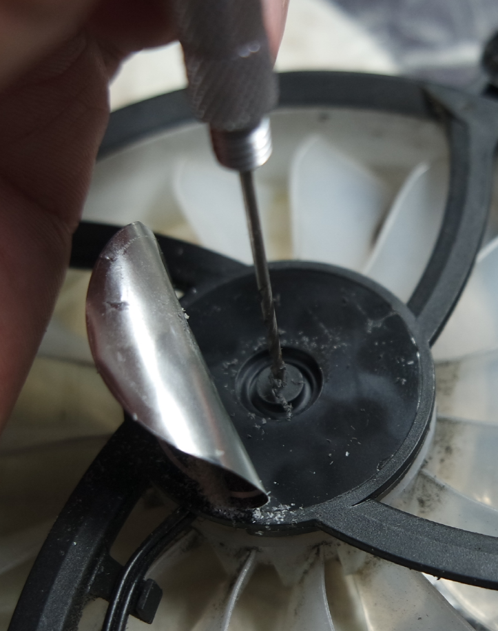 조금 시간은 걸리지만 안전하게 구멍을 뚫을 수 있습니다.