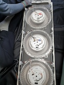 에어컨 팬 청소중인 남자