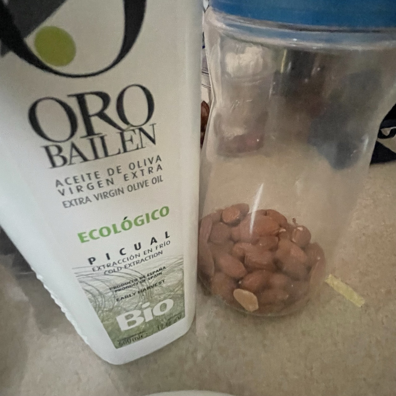 Oro Bailen organic extra virgin olive oil on almonds nuts snack, 건강 간식 조합