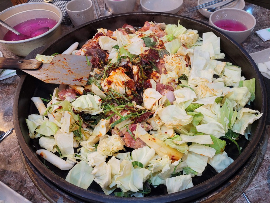 명가춘천닭갈비막국수 닭갈비 조리 전 모습