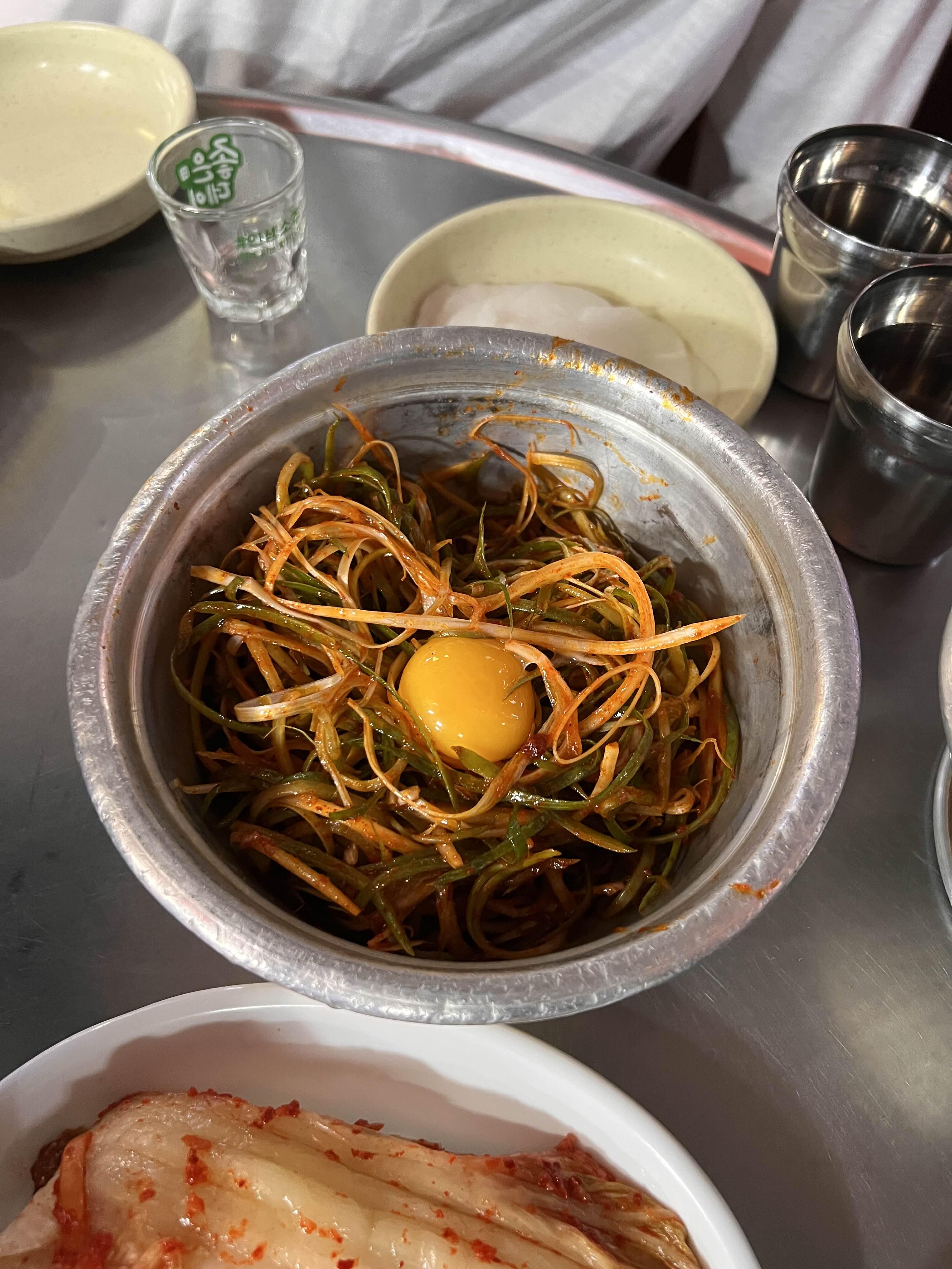 달걀 노른자가 올라가 있는 파절이