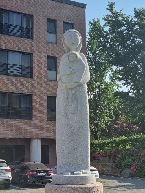 청주교구청 성모자상