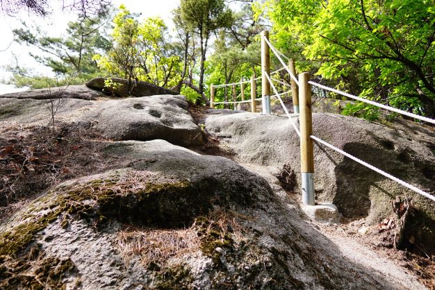 암반 위 안전 로프 길, 로프 두 줄,