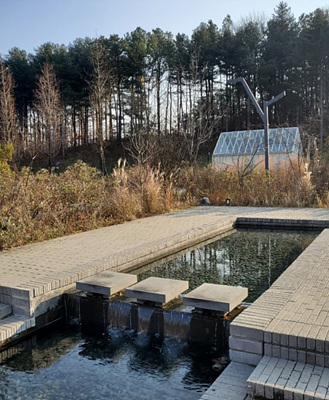 정원을 흐르는 수로 사진