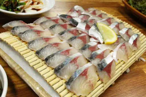 고등어 회(Mackerel Sashimi)